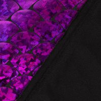 85401-Folienjersey-Stretch-Glitzer-Schuppen-holografisch-schwarz-violett-1-5m-Breite-KW31-2023-226455Capture0013.jpg Schwarze Rückseite Violette Vorderseite Folienjersey Schuppen