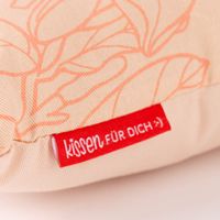 Nahaufnahme Label "KIssen für dich" am Kissen mit Blütenmuster