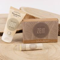 Gruppenbild Seife, Handcreme und Lippenbalsam in Geschenkverpackung mit Federmotiv "Die beste Zeit ist jetzt"
