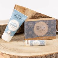 Gruppenaufnahme Handcreme, Lippenbalsam und Naturseife mit Geschenkverpackung mit Pusteblumenmotiv