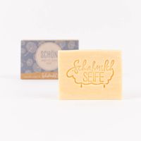 85485-La-Vida-Naturkosmetik-Schafmilchseife-Schoen--dass-es-dich-gibt-Pusteblumen-blau-100g-KW34-2023-018.jpg Schafmilchseife mit eingeprägtem Schriftzug, Geschenkverpackung im Hintergrund