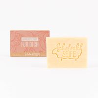 85486-La-Vida-Naturkosmetik-Schafmilchseife-Nimm-dir-Zeit-fuer-dich-Blueten-rosa-100g-KW34-2023-018-3.jpg Schafmilchseife mit eingeprägtem Schriftzug, Geschenkverpackung im Hintergrund