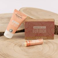 85486-La-Vida-Naturkosmetik-Schafmilchseife-Nimm-dir-Zeit-fuer-dich-Blueten-rosa-100g-KW34-2023-034-8.jpg Gruppenaufnahme Handcreme, Lippenbalsam und Naturseife mit Geschenkverpackung im Blütendesign