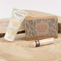 Gruppenaufnahme Handcreme, Lippenbalsam und Naturseife mit Geschenkverpackung mit Blättermotiv