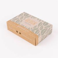 85487-La-Vida-Naturkosmetik-Schafmilchseife-Glueck-fuer-dich-Blaetter-weiss-gruen-100g-KW34-2023-018-12.jpg Seitliche Aufnahme der Schafmilchseite