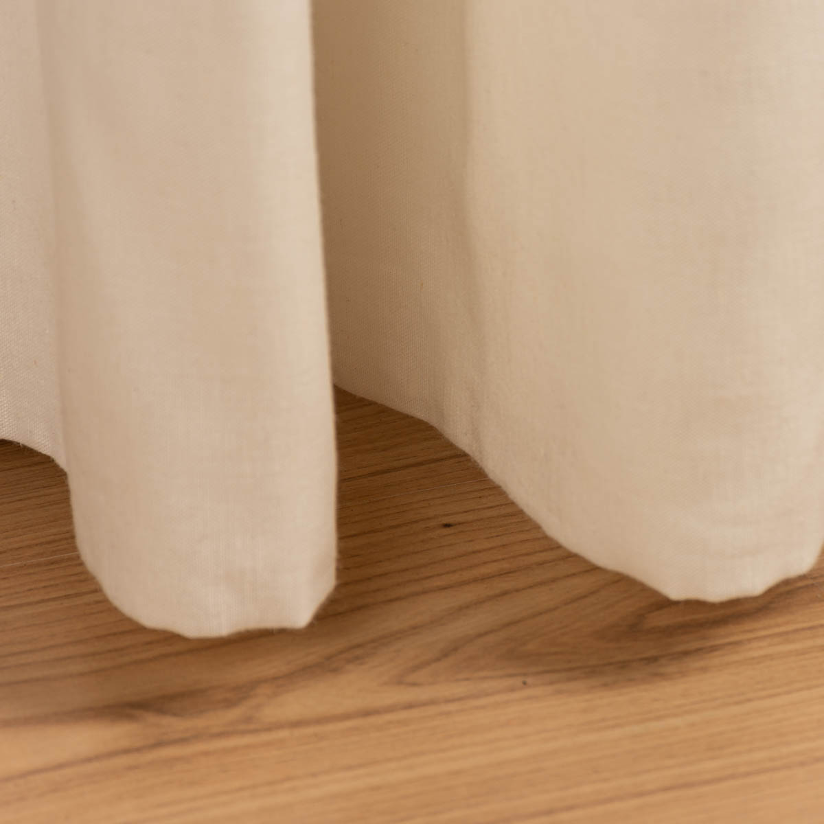 85611-Leinengardine-Gardinenstores-EASY-LINEN-natur-280cm-breit-und-280cm-hoch-oder-Wunschhoehe-von-SCHoeNER-LEBEN--KW34-2023-227994Capture0008.jpg Leinengardine Gardinenstores Nahaufnahme Saum am Fenster