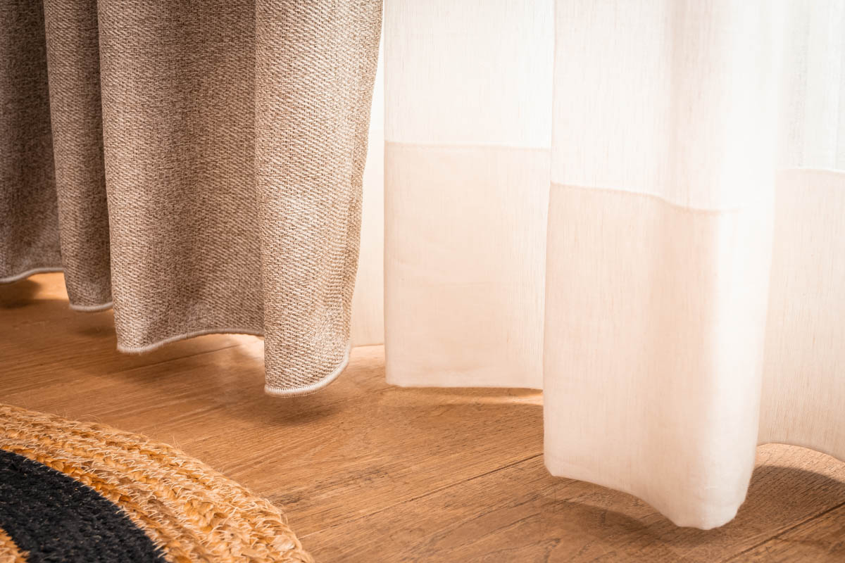 85611-Leinengardine-Gardinenstores-EASY-LINEN-natur-280cm-breit-und-285cm-hoch-oder-Wunschhoehe-von-SCHoeNER-LEBEN--DSC-6198-Bearbeitet.jpg Leinengardine Gardinenstores Nahaufnahme Saum am Fenster