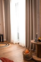 85611-Leinengardine-Gardinenstores-EASY-LINEN-natur-280cm-breit-und-285cm-hoch-oder-Wunschhoehe-von-SCHoeNER-LEBEN--DSC-6151.jpg Leinengardine als Gardinenstores mit Verdunklungsvorhängen am bodentiefen Fenster