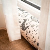 85611-Leinengardine-Gardinenstores-EASY-LINEN-natur-280cm-breit-und-285cm-hoch-oder-Wunschhoehe-von-SCHoeNER-LEBEN--DSC-6183-3.jpg Leinengardine Gardinenstores Nahaufnahme Saum am Fenster mit Zugluftstopper