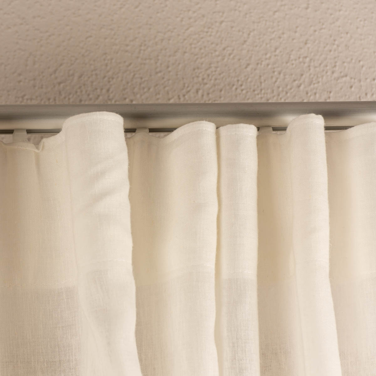 85619-Leinengardine-Gardinenstores-EASY-LINEN-natur-140cm-breit-und-280cm-hoch-oder-Wunschhoehe-von-SCHoeNER-LEBEN--KW34-2023-227989Capture0003.jpg Aufhängung Leinengardine mit Gardinenband an Gardinenstange in Wellen