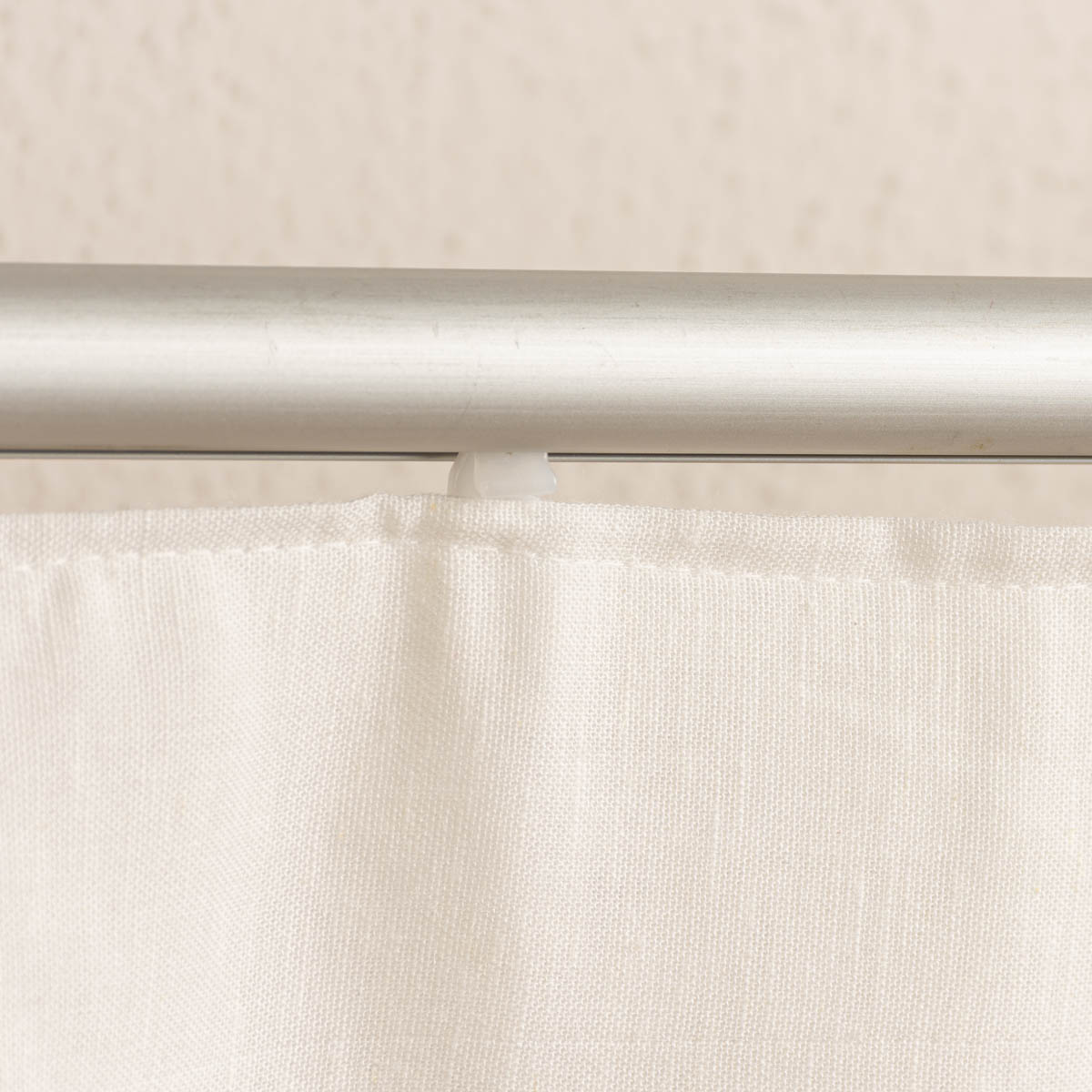85619-Leinengardine-Gardinenstores-EASY-LINEN-natur-140cm-breit-und-280cm-hoch-oder-Wunschhoehe-von-SCHoeNER-LEBEN--KW34-2023-227999Capture0005.jpg Aufhängung Leinengardine glatt mit Gardinenband an Gardinenstange mit Profil