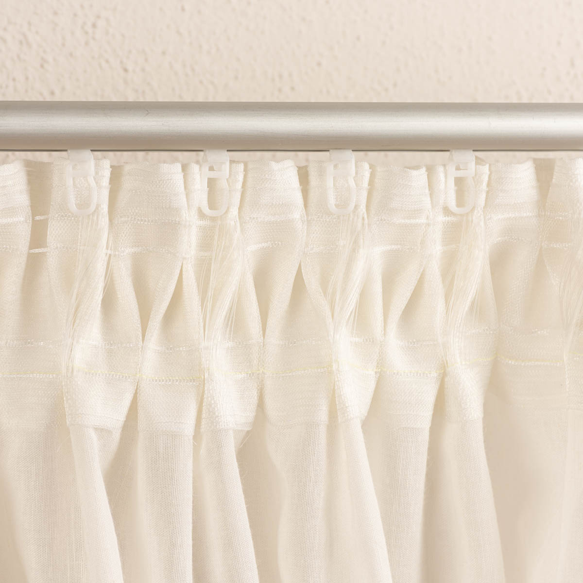 85619-Leinengardine-Gardinenstores-EASY-LINEN-natur-140cm-breit-und-280cm-hoch-oder-Wunschhoehe-von-SCHoeNER-LEBEN--KW34-2023-228002Capture0002.jpg Aufhängung gesmokte Leinengardine mit Gardinenband an Gardinenstange mit Profil Rückseite