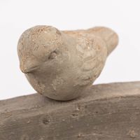 85635-Vogeltraenke-oval-mit-zwei-Voegeln-Keramik-hellgrau-30x20x8cm--KW35-2023-228759Capture0002.jpg Nahaufnahme Dekovogel auf dem Schalenrand der Vogeltränke