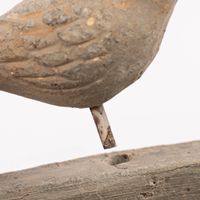 85635-Vogeltraenke-oval-mit-zwei-Voegeln-Keramik-hellgrau-30x20x8cm--KW35-2023-228766Capture0006.jpg Nahaufnahme Befestigung Dekovogel am Schalenrand der Vogeltränke