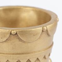 Detailaufnahme Öffnung am goldfarbigen Übertopf Nussknacker