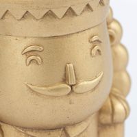 85636-uebertopf-Nussknacker-Zement-goldfarbig-18x14-5x22-5cm---KW39-2023-090.jpg Detailaufnahme Gesicht am goldfarbigen Übertopf Nussknacker
