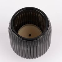 Schwarzer Kerzenhalter mit Teelicht