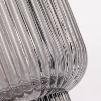 85637-Kerzenhalter-fuer-Stabkerzen-und-Teelichter-Glas-Rillen-6-5x8-5cm-verschiedene-Farben-KW35-2023-228625Capture0001.jpg Nahaufnahme Rillenstruktur am grauen Kerzenhalter
