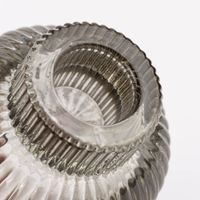 85637-Kerzenhalter-fuer-Stabkerzen-und-Teelichter-Glas-Rillen-6-5x8-5cm-verschiedene-Farben-KW35-2023-228633Capture0005.jpg Nahaufnahme Halterung für Stabkerze