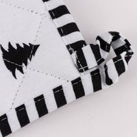 Nahaufnahme Aufhängeschlaufe am Topflappen mit Tannenbaummuster