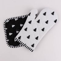 85752-Clayre-und-Eef-Topflappen-Tannenbaeume-schwarz-weiss-20x20cm-KW37-2023-230037Capture0075.jpg Ofenhandschuh und Topflappen mit schwarz-weißem Tannenbaummuster