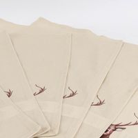 Detailaufnahme 6 Stoffservietten mit Hirschmotiv nebeinander aufgefächert