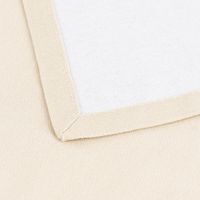 85762-Clayre-und-Eef-Stoffservietten-Hirsch-aus-100--Baumwolle-6-Stueck-beige-braun-40x40cm-DSC-6441.jpg Nahaufnahme schmaler Kuvertsaum an beigefarbener Stoffserviette