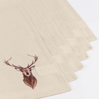 85762-Clayre-und-Eef-Stoffservietten-Hirsch-aus-100--Baumwolle-6-Stueck-beige-braun-40x40cm-DSC-6450.jpg Detailaufnahme 6 Stoffservietten mit Hirschmotiv hintereinander aufgefächert