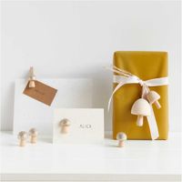85778-Rico-Design-3D-Dekohaenger-Pilz-klein-Holz-natur-3x4cm-7040-29-00-aw-1-600x600.jpg 3D Dekohänger Pilz klein als Geschenkanhänger an verpacktem Geschenk