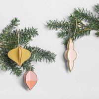85781-Rico-Design-3D-Dekohaenger-Steck-Christbaumkugeln-Holz-natur-3-Stueck-08795-04-30-aw-2-600x600.jpg Dekobeispiel 3D Dekohänger Steck-Christbaumkugeln verziert mit Farben und Glitzer an Tannezweigen