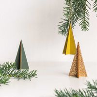85782-Rico-Design-3D-Dekohaenger-Steck-Tannen-Holz-natur-3-Stueck-9x5cm-08795-06-30-aw-1-600x600.jpg Dekobeispiel 3D Dekohänger Steck-Tannen verziert mit Farben und Glitzer an Tannenzweigen