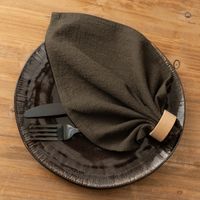 SCHÖNER LEBEN. Stoffservietten Leinen khaki gefaltet als Blatt auf Teller