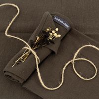 SCHÖNER LEBEN. Stoffservietten 4er Set khaki gerollt mit Trockenblumen