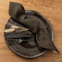 85902-SCHoeNER-LEBEN--Stoffservietten-4er-Set-Bio-Ramie-Leinenoptik-khaki-40x40cm-DSC-99201.jpg SCHÖNER LEBEN. Stoffservietten Leinen khaki geknotet auf Teller