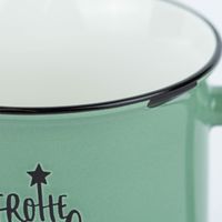 85911-Grafik-Werkstatt-Tasse-Vintage-Weihnachten-Frohe-Weihnachten-gruen-schwarz-weiss-400ml-KW39-2023-038_1.jpg Detailaufnahme Tassenrand Weihnachtstasse Vintage mit Schriftzug "Frohe Weihnachten"
