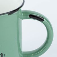 85911-Grafik-Werkstatt-Tasse-Vintage-Weihnachten-Frohe-Weihnachten-gruen-schwarz-weiss-400ml-KW39-2023-039_1.jpg Detailaufnahme Tassenrand Weihnachtstasse Vintage mit Schriftzug "Frohe Weihnachten"
