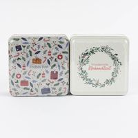 85922-Grafik-Werkstatt-Keksdose-Frohes-Fest-Geschenke-Tannenzweige-Zuckerstangen-bunt-16x16x7cm-KW39-2023-256.jpg Gruppenbild Keksdosen mit weihnachtlichen Motiven