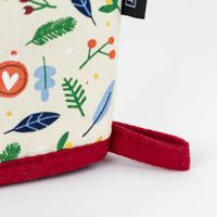 Nahaufnahme Aufhängeschlaufe an Ofenhandschuh Weihnachten Frohes Fest Geschenke Tannenzweige Zuckerstangen
