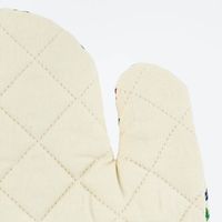 85941-Grafik-Werkstatt-Ofenhandschuh-Weihnachten-Frohes-Fest-Geschenke-Tannenzweige-Zuckerstangen-beige-rot-bunt-30x18cm-KW39-2023-162.jpg Nahaufnahme Rautensteppung am Ofenhandschuh Weihnachten Frohes Fest Geschenke Tannenzweige Zuckerstangen