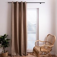 85967-3-in-1-Thermovorhang-Dim-Out-Akustik-mit-oesenaufhaengung-uni-braun-strukturiert-140x260cm-DSC-8930-Bearbeitet.jpg Gesamtaufnahme braune thermogardinne mit Ösenaufhängung mit Pflanze und Schaukelstuhl dekoriert