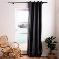 85970-3-in-1-Thermovorhang-Dim-Out-Akustik-mit-oesenaufhaengung-uni-anthrazit-grau-strukturiert-140x260cm-DSC-8995-Bearbeitet.jpg Gesamtaufnahme Verdunklungsgardine mit Ösenaufhängung in anthrazitgrau mit Stuhl und pflanze
