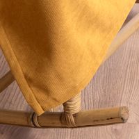 85972-3-in-1-Thermovorhang-Dim-Out-Akustik-mit-oesenaufhaengung-uni-honig-gelb-strukturiert-140x260cm-DSC-9037.jpg Nahaufnahme Ecke gelber Vorhang über Schaukelstuhl