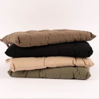 85986-Stuhlkissen-aus-Baumwolle-mit-Binderbaendern-einfarbig-dunkelgruen-38x38cm-KW40-2023-6734.jpg gruppenbild stuhlkisen auf einem stapel in taupe schwarz grün und natur