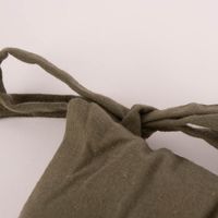 85986-Stuhlkissen-aus-Baumwolle-mit-Binderbaendern-einfarbig-dunkelgruen-38x38cm-KW40-2023-6748.jpg Detailaufnahme Bindeband Stuhlkissen in dunkelgrün
