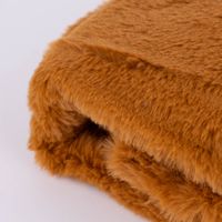 86012-Kuscheldecke-zweilagig-aus-Polyesterpluesch-einfarbig-camel-braun-130x160cm-KW40-2023-6795_1.jpg camelbraune Plüschdecke zusammengefaltet und mit Schleife zusammengebunden