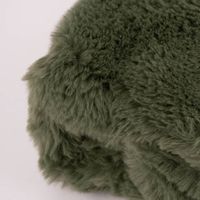 86014-Kuscheldecke-zweilagig-aus-Polyesterpluesch-einfarbig-khaki-gruen-130x160cm-KW40-2023-6788_1.jpg khakigrüne Plüschdecke zusammengefaltet und mit Schleife zusammengebunden