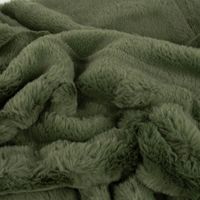 86014-Kuscheldecke-zweilagig-aus-Polyesterpluesch-einfarbig-khaki-gruen-130x160cm-KW40-2023-6790_1.jpg khakigrüne Plüschdecke zusammengefaltet und mit Schleife zusammengebunden