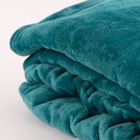 86020-Grosse-Kuscheldecke-aus-Microfaser-einfarbig-petrol-blau-180x220cm-KW40-2023-6834_1.jpg kuscheldecke in petrolblau zusammengefaltet