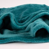 86020-Grosse-Kuscheldecke-aus-Microfaser-einfarbig-petrol-blau-180x220cm-KW40-2023-6836_1.jpg kuscheldecke petrolblau Detailaufnahme Material