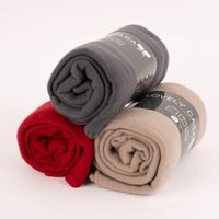 86025-Plaid-aus-Polyester-mit-grobem-Kettelrand-einfarbig-taupe-125x150cm-KW40-2023-6801.jpg gruppenbild 3 Plaids in taupe anthrazitgrau und rot gestapelt